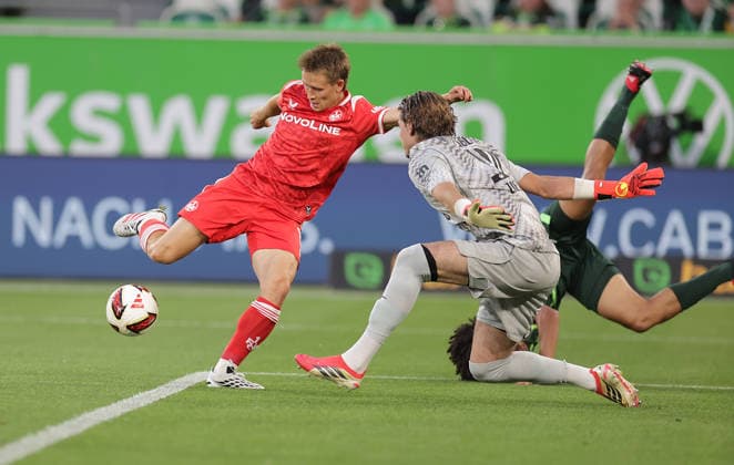 Mathys Angely (VfL Wolfsburg), Naatan Skyttae (1.FC Kaiserslautern), Jakub Zielinski (VfL Wolfsburg) Fussball, Herren, Saison 2026 2027, 2.Liga, Volkswagenarena, VfL Wolfsburg gegen 1.FC Kaiserslautern DFL REGULATIONS PROHIBIT ANY USE OF PHOTOGRAPHS AS IMAGE SEQUENCES AND OR QUASI-VIDEO.