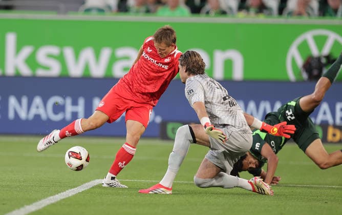 Mathys Angely (VfL Wolfsburg), Naatan Skyttae (1.FC Kaiserslautern), Jakub Zielinski (VfL Wolfsburg) Fussball, Herren, Saison 2026 2027, 2.Liga, Volkswagenarena, VfL Wolfsburg gegen 1.FC Kaiserslautern DFL REGULATIONS PROHIBIT ANY USE OF PHOTOGRAPHS AS IMAGE SEQUENCES AND OR QUASI-VIDEO.