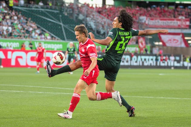 08.08.2026 Fußball Herren 2026 2027 2. Bundesliga 1. Spieltag VfL Wolfsburg - 1. FC Kaiserslautern Volkswagen Arena Wolfsburg Mathys Angely (Wolfsburg, 22, grün) kann den Ball nicht vor Naatan Skyttä (Kaiserslautern, 15, rot) klären. Wolfsburg Niedersachsen Deutschland