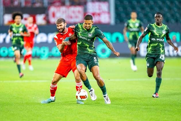 08.08.2026: Fußball, 2. Bundesliga: VfL Wolfsburg - 1. FC Kaiserslautern, 1. Spieltag in der Volkswagen Arena. Simon Asta (1. FC Kaiserslautern) (l) und Vinicius Souza (VfL Wolfsburg) kämpfen um den Ball. WICHTIGER HINWEIS: Gemäß den Vorgaben der DFL und des DFB ist es untersagt, in dem Stadion und oder vom Spiel angefertigte Fotoaufnahmen in Form von Sequenzbildern und oder videoähnlichen Fotostrecken zu verwerten bzw. verwerten zu lassen. Copyright: xDavidxInderliedx