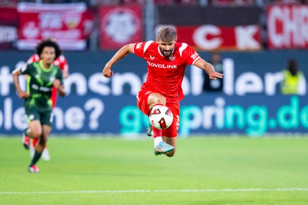 08.08.2026: Fußball, 2. Bundesliga: VfL Wolfsburg - 1. FC Kaiserslautern, 1. Spieltag in der Volkswagen Arena. Simon Asta (1. FC Kaiserslautern) läuft mit dem Ball am Fuß. WICHTIGER HINWEIS: Gemäß den Vorgaben der DFL und des DFB ist es untersagt, in dem Stadion und oder vom Spiel angefertigte Fotoaufnahmen in Form von Sequenzbildern und oder videoähnlichen Fotostrecken zu verwerten bzw. verwerten zu lassen. Copyright: xDavidxInderliedx