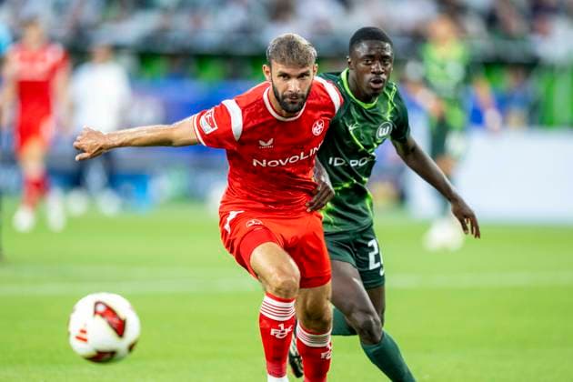 08.08.2026: Fußball, 2. Bundesliga: VfL Wolfsburg - 1. FC Kaiserslautern, 1. Spieltag in der Volkswagen Arena. Simon Asta (1. FC Kaiserslautern) (l) und Sael Kumbedi (VfL Wolfsburg) kämpfen um den Ball. WICHTIGER HINWEIS: Gemäß den Vorgaben der DFL und des DFB ist es untersagt, in dem Stadion und oder vom Spiel angefertigte Fotoaufnahmen in Form von Sequenzbildern und oder videoähnlichen Fotostrecken zu verwerten bzw. verwerten zu lassen. Copyright: xDavidxInderliedx