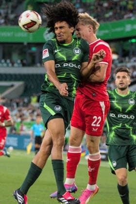 08.08.2026 Fußball Herren 2026 2027 2. Bundesliga 1. Spieltag VfL Wolfsburg - 1. FC Kaiserslautern Volkswagen Arena Wolfsburg Mathys Angely (Wolfsburg, 22, grün) im Kopfballduell mit Mika Haas (Kaiserslautern, 22, rot). Wolfsburg Niedersachsen Deutschland