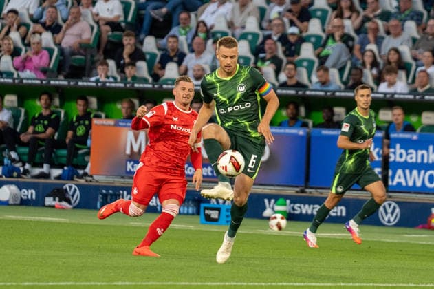 Deutschland: Fussball 2. Bundesliga, 1. Spieltag 2026 2027, VfL Wolfsburg - 1. FC Kaiserslautern am 08.08.2026 in Wolfsburg (Volkswagen-Arena): Hauke Wahl (VfL Wolfsburg, 6) am Ball Wolfsburg Volkswagen Arena Deutschland Copyright: xSvenxHeidmannx