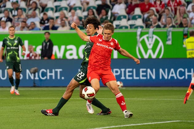 Deutschland: Fussball 2. Bundesliga, 1. Spieltag 2026 2027, VfL Wolfsburg - 1. FC Kaiserslautern am 08.08.2026 in Wolfsburg (Volkswagen-Arena): Naatan Skyttä (1. FC Kaiserslautern, 15) Mathys Angely (VfL Wolfsburg, 22) im Zweikampf Wolfsburg Volkswagen Arena Deutschland Copyright: xSvenxHeidmannx