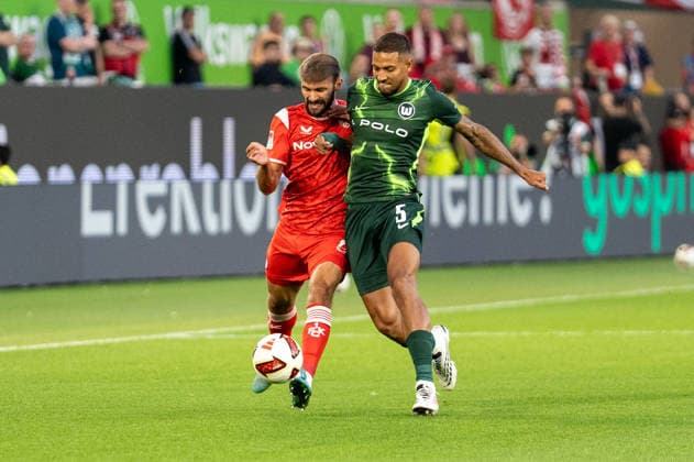 Deutschland: Fussball 2. Bundesliga, 1. Spieltag 2026 2027, VfL Wolfsburg - 1. FC Kaiserslautern am 08.08.2026 in Wolfsburg (Volkswagen-Arena): Simon Asta (1. FC Kaiserslautern, 2) und Vinicius Souza (VfL Wolfsburg, 5) im Zweikampf Wolfsburg Volkswagen Arena Deutschland Copyright: xSvenxHeidmannx