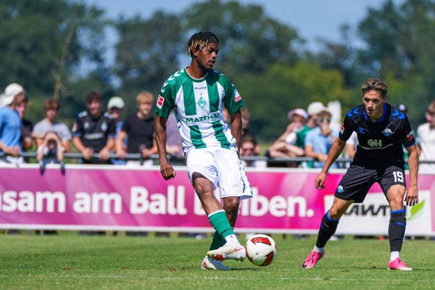 Samuel Mbangula (Werder Bremen, 7), Laurin Curda (SC Paderborn 07, 17), Deutschland: Fussball, Saison 2026 27, erstes Testspiel des Tages, 08.08.2026, Werder Bremen vs SC Paderborn 07, Stadion am Oyther Berg (Oythe, Vechta, Niedersachsen) Copyright: xLeonxFrickx
