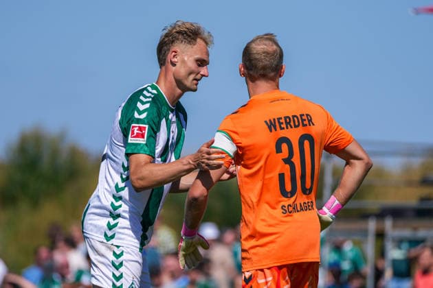 Amos Pieper (Werder Bremen, 5), Alexander Schlager (Werder Bremen, 30) Armbinde, Deutschland: Fussball, Saison 2026 27, zweites Testspiel des Tages, 08.08.2026, Werder Bremen vs SC Paderborn 07, Stadion am Oyther Berg (Oythe, Vechta, Niedersachsen) Copyright: xLeonxFrickx