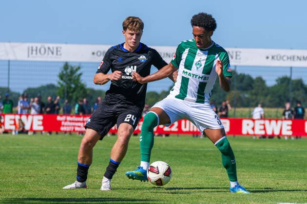 Paul Erevbenagie (Werder Bremen, 38), Niklas Mohr (SC Paderborn 07, 24), Deutschland: Fussball, Saison 2026 27, zweites Testspiel des Tages, 08.08.2026, Werder Bremen vs SC Paderborn 07, Stadion am Oyther Berg (Oythe, Vechta, Niedersachsen) Copyright: xLeonxFrickx