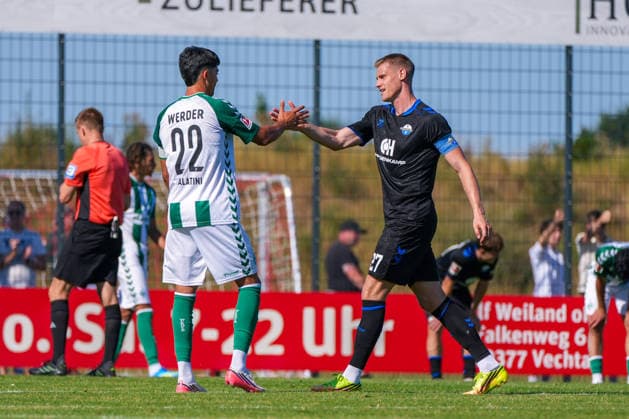 Julian Malatini, Julian Malatini (Werder Bremen, 22), Steffen Tigges (SC Paderborn 07, 27) Handschlag nach Abpfiff, Deutschland: Fussball, Saison 2026 27, zweites Testspiel des Tages, 08.08.2026, Werder Bremen vs SC Paderborn 07, Stadion am Oyther Berg (Oythe, Vechta, Niedersachsen) Copyright: xLeonxFrickx