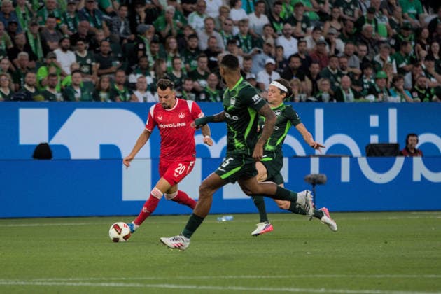 08.08.2026 Fußball Herren 2026 2027 2. Bundesliga 1. Spieltag VfL Wolfsburg - 1. FC Kaiserslautern Volkswagen Arena Wolfsburg Mergim Berisha (Kaiserslautern, 20, rot) wird von Fabian Reese (Wolfsburg, 11, grün) und Vinicius Souza (Wolfsburg, 5, grün) verfolgt. Wolfsburg Niedersachsen Deutschland