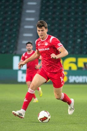08.08.2026 Fußball Herren 2026 2027 2. Bundesliga 1. Spieltag VfL Wolfsburg - 1. FC Kaiserslautern Volkswagen Arena Wolfsburg Jacob Rasmussen (Kaiserslautern, 14, rot) am Ball. Wolfsburg Niedersachsen Deutschland