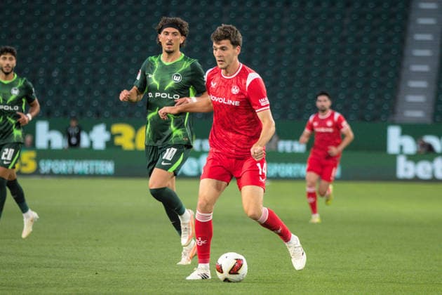08.08.2026 Fußball Herren 2026 2027 2. Bundesliga 1. Spieltag VfL Wolfsburg - 1. FC Kaiserslautern Volkswagen Arena Wolfsburg Jacob Rasmussen (Kaiserslautern, 14, rot) will einen Pass spielen. Fraser Hornby (Wolfsburg, 10, grün) beobachtet die Situation im Hintergund. Wolfsburg Niedersachsen Deutschland