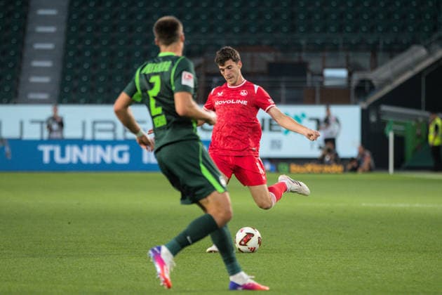 08.08.2026 Fußball Herren 2026 2027 2. Bundesliga 1. Spieltag VfL Wolfsburg - 1. FC Kaiserslautern Volkswagen Arena Wolfsburg Jacob Rasmussen (Kaiserslautern, 14, rot) spielt einen langen Ball. Wolfsburg Niedersachsen Deutschland