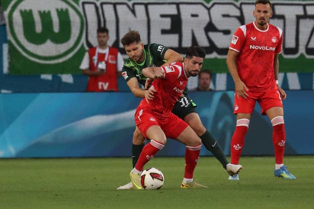 08.08.2026, xgox, Fussball, 2. Bundesliga, VfL Wolfsburg - 1. FC Kaiserslautern v.l. Elvis Rexhbecaj (Wolfsburg, 37), Semih Sahin (Kaiserslautern, 8) Zweikampf, Duell, Kampf, tackle (DFL DFB REGULATIONS PROHIBIT ANY USE OF PHOTOGRAPHS as IMAGE SEQUENCES and or QUASI-VIDEO) Wolfsburg