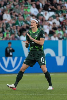 08.08.2026 Fußball Herren 2026 2027 2. Bundesliga 1. Spieltag VfL Wolfsburg - 1. FC Kaiserslautern Volkswagen Arena Wolfsburg Fabian Reese (Wolfsburg, 11, grün) begrüßt die Fans in der Kurve vor dem Spiel. Wolfsburg Niedersachsen Deutschland