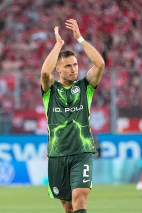 08.08.2026 Fußball Herren 2026 2027 2. Bundesliga 1. Spieltag VfL Wolfsburg - 1. FC Kaiserslautern Volkswagen Arena Wolfsburg Kilian Fischer (Wolfsburg, 2, grün) begrüßt die Fans in der Kurve vor dem Spiel. Wolfsburg Niedersachsen Deutschland