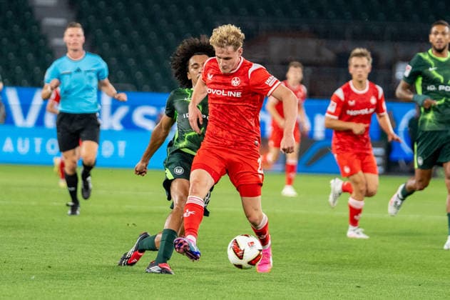 Deutschland: Fussball 2. Bundesliga, 1. Spieltag 2026 2027, VfL Wolfsburg - 1. FC Kaiserslautern am 08.08.2026 in Wolfsburg (Volkswagen-Arena): Mika Haas (1. FC Kaiserslautern, 22) und Mathys Angely (VfL Wolfsburg, 22) im Zweikampf Wolfsburg Volkswagen Arena Deutschland Copyright: xSvenxHeidmannx