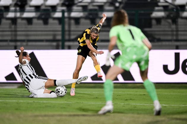260808 Martina Lenzini of Juventus and Anna Walter of Hammarby during the Women s Champions League qualifying match between Juventus and Hammarby on August 8, 2026 in Turin. Photo: Daniele Buffa BILDBYRAN COP 18 XY0123 fotboll football soccer fotball uefa womens champions league juventus hammarby dam bbeng Copyright: DANIELExBUFFA BB260808BB520