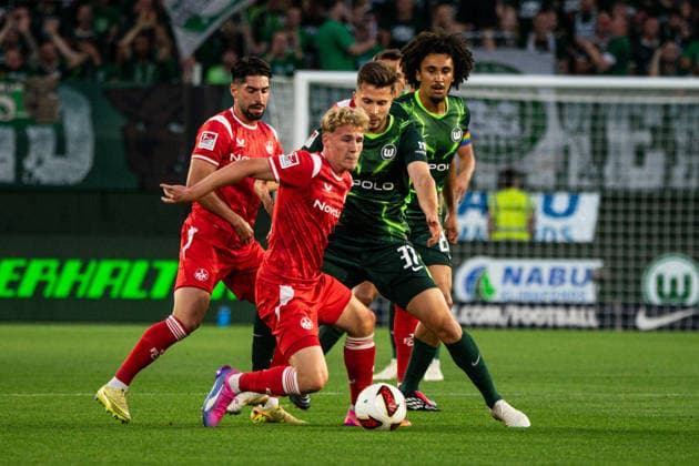 Mika Haas (Kaiserslautern, 22) im Zweikampf mit Elvis Rexhbecaj (VFL Wolfsburg, 37) 08.08.2026, VFL Wolfsburg vs 1. FC Kaiserslautern, Fussball, 2. Bundesliga, Volkswagen Arena, Wolfsburg DFL regulations prohibit any use of photographs as image sequences and or quasi-video. Copyright: HMBxMedia xFinnxWeidmann