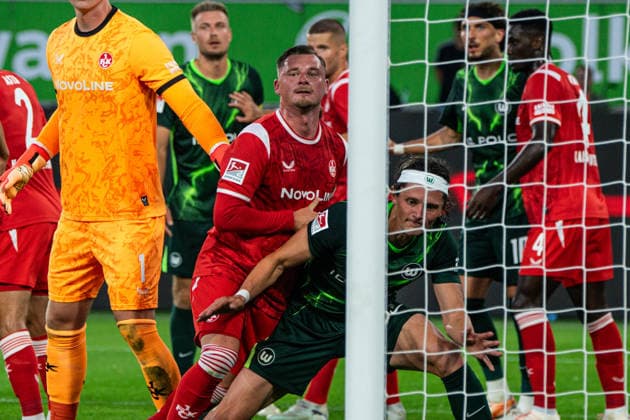 Marlon Ritter (Kaiserslautern, 7) im Zweikampf mit Fabian Reese (VFL Wolfsburg, 11) 08.08.2026, VFL Wolfsburg vs 1. FC Kaiserslautern, Fussball, 2. Bundesliga, Volkswagen Arena, Wolfsburg DFL regulations prohibit any use of photographs as image sequences and or quasi-video. Copyright: HMBxMedia xFinnxWeidmann