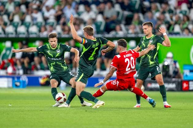 08.08.2026: Fußball, 2. Bundesliga: VfL Wolfsburg - 1. FC Kaiserslautern, 1. Spieltag in der Volkswagen Arena. Elvis Rexhbecaj (VfL Wolfsburg) (l-r), Hauke Wahl (VfL Wolfsburg), Mergim Berisha (1. FC Kaiserslautern) und Kilian Fischer (VfL Wolfsburg) kämpfen um den Ball. WICHTIGER HINWEIS: Gemäß den Vorgaben der DFL und des DFB ist es untersagt, in dem Stadion und oder vom Spiel angefertigte Fotoaufnahmen in Form von Sequenzbildern und oder videoähnlichen Fotostrecken zu verwerten bzw. verwerten zu lassen. Copyright: xDavidxInderliedx