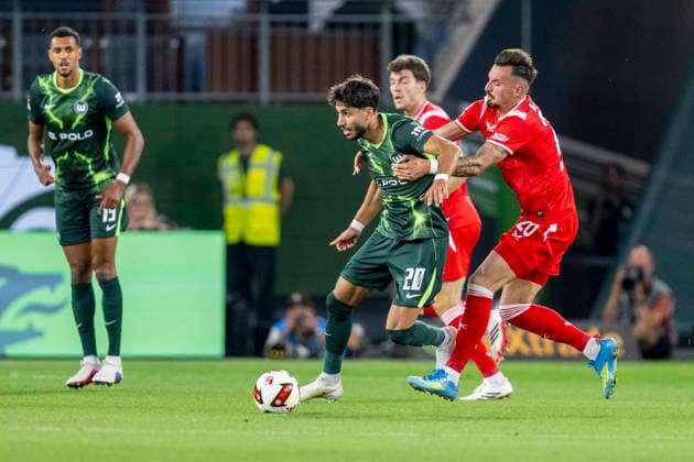 08.08.2026: Fußball, 2. Bundesliga: VfL Wolfsburg - 1. FC Kaiserslautern, 1. Spieltag in der Volkswagen Arena. Muhammed Damar (VfL Wolfsburg) (l) und Mergim Berisha (1. FC Kaiserslautern) kämpfen um den Ball. WICHTIGER HINWEIS: Gemäß den Vorgaben der DFL und des DFB ist es untersagt, in dem Stadion und oder vom Spiel angefertigte Fotoaufnahmen in Form von Sequenzbildern und oder videoähnlichen Fotostrecken zu verwerten bzw. verwerten zu lassen. Copyright: xDavidxInderliedx