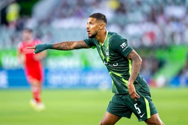 08.08.2026: Fußball, 2. Bundesliga: VfL Wolfsburg - 1. FC Kaiserslautern, 1. Spieltag in der Volkswagen Arena. Vinicius Souza (VfL Wolfsburg) reagiert. WICHTIGER HINWEIS: Gemäß den Vorgaben der DFL und des DFB ist es untersagt, in dem Stadion und oder vom Spiel angefertigte Fotoaufnahmen in Form von Sequenzbildern und oder videoähnlichen Fotostrecken zu verwerten bzw. verwerten zu lassen. Copyright: xDavidxInderliedx