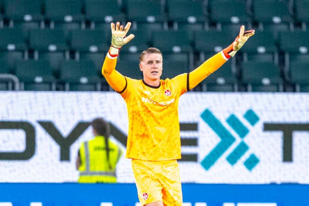 08.08.2026: Fußball, 2. Bundesliga: VfL Wolfsburg - 1. FC Kaiserslautern, 1. Spieltag in der Volkswagen Arena. Torwart Julian Krahl (1. FC Kaiserslautern) WICHTIGER HINWEIS: Gemäß den Vorgaben der DFL und des DFB ist es untersagt, in dem Stadion und oder vom Spiel angefertigte Fotoaufnahmen in Form von Sequenzbildern und oder videoähnlichen Fotostrecken zu verwerten bzw. verwerten zu lassen. Copyright: xDavidxInderliedx