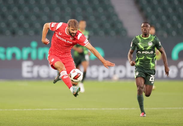 Simon Asta (1.FC Kaiserslautern),Sael Kumbedi (VfL Wolfsburg) Fussball, Herren, Saison 2026 2027, 2.Liga, Volkswagenarena, VfL Wolfsburg gegen 1.FC Kaiserslautern DFL REGULATIONS PROHIBIT ANY USE OF PHOTOGRAPHS AS IMAGE SEQUENCES AND OR QUASI-VIDEO.