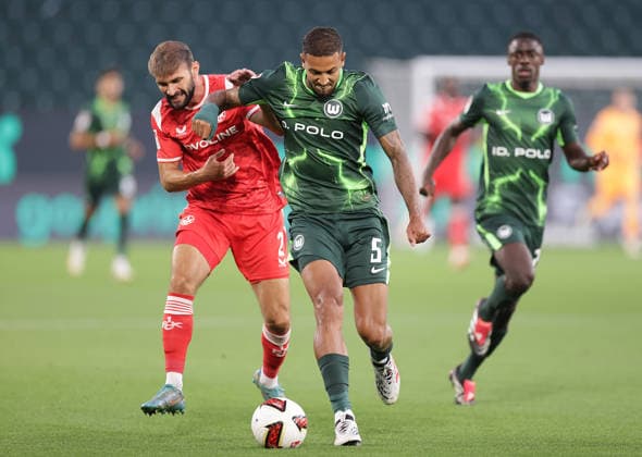 Simon Asta (1.FC Kaiserslautern), Vinicius Souza (VfL Wolfsburg) Fussball, Herren, Saison 2026 2027, 2.Liga, Volkswagenarena, VfL Wolfsburg gegen 1.FC Kaiserslautern DFL REGULATIONS PROHIBIT ANY USE OF PHOTOGRAPHS AS IMAGE SEQUENCES AND OR QUASI-VIDEO.