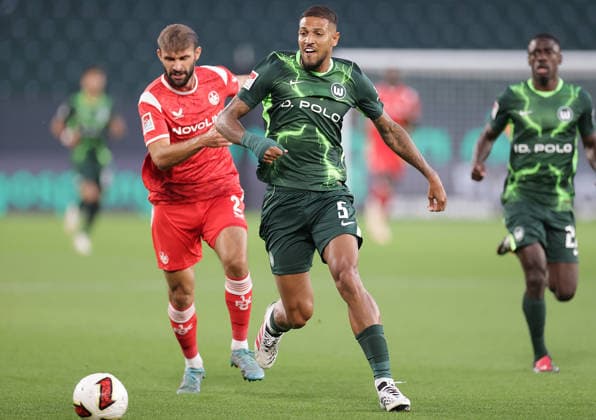 Simon Asta (1.FC Kaiserslautern), Vinicius Souza (VfL Wolfsburg) Fussball, Herren, Saison 2026 2027, 2.Liga, Volkswagenarena, VfL Wolfsburg gegen 1.FC Kaiserslautern DFL REGULATIONS PROHIBIT ANY USE OF PHOTOGRAPHS AS IMAGE SEQUENCES AND OR QUASI-VIDEO.