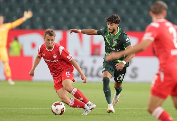 Naatan Skyttae (1.FC Kaiserslautern), Muhammed Damar (VfL Wolfsburg) Fussball, Herren, Saison 2026 2027, 2.Liga, Volkswagenarena, VfL Wolfsburg gegen 1.FC Kaiserslautern DFL REGULATIONS PROHIBIT ANY USE OF PHOTOGRAPHS AS IMAGE SEQUENCES AND OR QUASI-VIDEO.