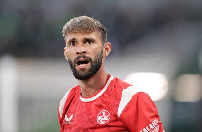 Simon Asta (1.FC Kaiserslautern) Fussball, Herren, Saison 2026 2027, 2.Liga, Volkswagenarena, VfL Wolfsburg gegen 1.FC Kaiserslautern DFL REGULATIONS PROHIBIT ANY USE OF PHOTOGRAPHS AS IMAGE SEQUENCES AND OR QUASI-VIDEO.