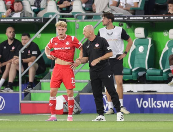 Mika Haas (1.FC Kaiserslautern), Trainer Torsten Lieberknecht (1.FC Kaiserslautern) Fussball, Herren, Saison 2026 2027, 2.Liga, Volkswagenarena, VfL Wolfsburg gegen 1.FC Kaiserslautern DFL REGULATIONS PROHIBIT ANY USE OF PHOTOGRAPHS AS IMAGE SEQUENCES AND OR QUASI-VIDEO.