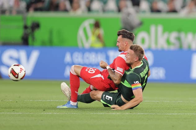 Mergim Berisha (1.FC Kaiserslautern), Hauke Wahl (VfL Wolfsburg) Fussball, Herren, Saison 2026 2027, 2.Liga, Volkswagenarena, VfL Wolfsburg gegen 1.FC Kaiserslautern DFL REGULATIONS PROHIBIT ANY USE OF PHOTOGRAPHS AS IMAGE SEQUENCES AND OR QUASI-VIDEO.