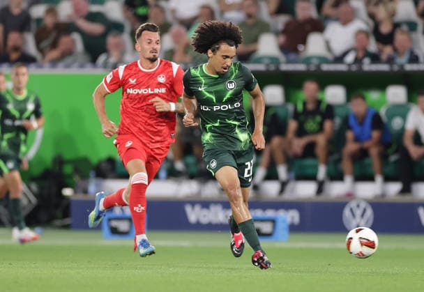 Mergim Berisha (1.FC Kaiserslautern), Mathys Angely (VfL Wolfsburg) Fussball, Herren, Saison 2026 2027, 2.Liga, Volkswagenarena, VfL Wolfsburg gegen 1.FC Kaiserslautern DFL REGULATIONS PROHIBIT ANY USE OF PHOTOGRAPHS AS IMAGE SEQUENCES AND OR QUASI-VIDEO.