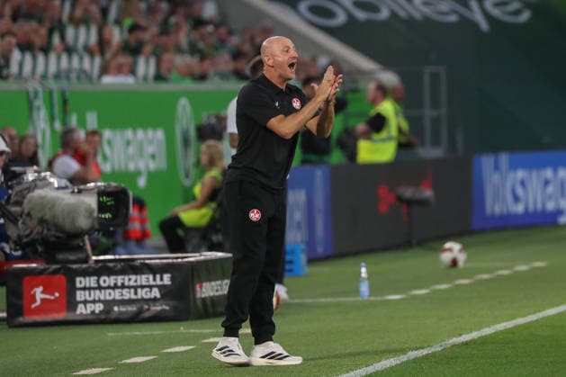 08.08.2026, xgox, Fussball, 2. Bundesliga, VfL Wolfsburg - 1. FC Kaiserslautern v.l. Torsten Lieberknecht (Kaiserslautern, Trainer) gibt Anweisungen, gestikuliert mit den Armen, gesticulate, gives instructions (DFL DFB REGULATIONS PROHIBIT ANY USE OF PHOTOGRAPHS as IMAGE SEQUENCES and or QUASI-VIDEO) Wolfsburg