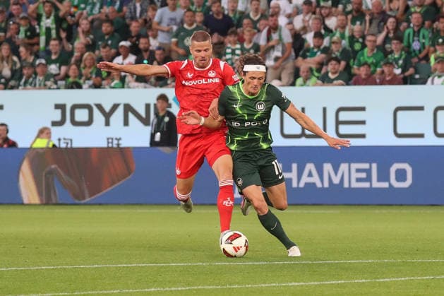 08.08.2026, xgox, Fussball, 2. Bundesliga, VfL Wolfsburg - 1. FC Kaiserslautern v.l. Jan Elvedi (Kaiserslautern, 33) Fabian Reese (Wolfsburg, 11) Zweikampf, Duell, Kampf, tackle (DFL DFB REGULATIONS PROHIBIT ANY USE OF PHOTOGRAPHS as IMAGE SEQUENCES and or QUASI-VIDEO) Wolfsburg
