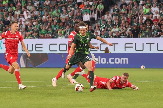 08.08.2026, xgox, Fussball, 2. Bundesliga, VfL Wolfsburg - 1. FC Kaiserslautern v.l. Fabian Reese (Wolfsburg, 11) schiesst den Ball aufs Tor, Torschuss, Schuss (DFL DFB REGULATIONS PROHIBIT ANY USE OF PHOTOGRAPHS as IMAGE SEQUENCES and or QUASI-VIDEO) Wolfsburg