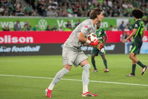 08.08.2026 Fußball Herren 2026 2027 2. Bundesliga 1. Spieltag VfL Wolfsburg - 1. FC Kaiserslautern Volkswagen Arena Wolfsburg Jakub Zielinski (Wolfsburg, 30, grau) am Ball. Wolfsburg Niedersachsen Deutschland