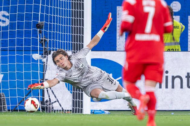 08.08.2026: Fußball, 2. Bundesliga: VfL Wolfsburg - 1. FC Kaiserslautern, 1. Spieltag in der Volkswagen Arena. Torwart Jakub Zielinski (VfL Wolfsburg) pariert einen Schuss. WICHTIGER HINWEIS: Gemäß den Vorgaben der DFL und des DFB ist es untersagt, in dem Stadion und oder vom Spiel angefertigte Fotoaufnahmen in Form von Sequenzbildern und oder videoähnlichen Fotostrecken zu verwerten bzw. verwerten zu lassen. Copyright: xDavidxInderliedx