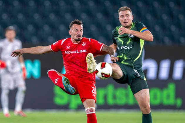 08.08.2026: Fußball, 2. Bundesliga: VfL Wolfsburg - 1. FC Kaiserslautern, 1. Spieltag in der Volkswagen Arena. Mergim Berisha (1. FC Kaiserslautern) (l) und Hauke Wahl (VfL Wolfsburg) kämpfen um den Ball. WICHTIGER HINWEIS: Gemäß den Vorgaben der DFL und des DFB ist es untersagt, in dem Stadion und oder vom Spiel angefertigte Fotoaufnahmen in Form von Sequenzbildern und oder videoähnlichen Fotostrecken zu verwerten bzw. verwerten zu lassen. Copyright: xDavidxInderliedx