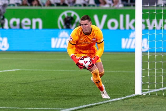 08.08.2026: Fußball, 2. Bundesliga: VfL Wolfsburg - 1. FC Kaiserslautern, 1. Spieltag in der Volkswagen Arena. Torwart Julian Krahl (1. FC Kaiserslautern) fängt den Ball. WICHTIGER HINWEIS: Gemäß den Vorgaben der DFL und des DFB ist es untersagt, in dem Stadion und oder vom Spiel angefertigte Fotoaufnahmen in Form von Sequenzbildern und oder videoähnlichen Fotostrecken zu verwerten bzw. verwerten zu lassen. Copyright: xDavidxInderliedx