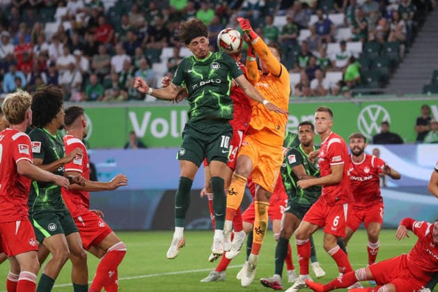 08.08.2026, xgox, Fussball, 2. Bundesliga, VfL Wolfsburg - 1. FC Kaiserslautern v.l. Fraser Hornby (Wolfsburg, 10) Julian Krahl (Kaiserslautern, 1) Zweikampf, Duell, Kampf, tackle (DFL DFB REGULATIONS PROHIBIT ANY USE OF PHOTOGRAPHS as IMAGE SEQUENCES and or QUASI-VIDEO) Wolfsburg