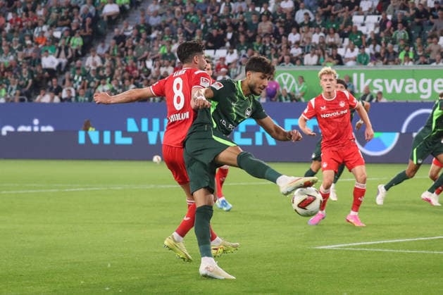 08.08.2026, xgox, Fussball, 2. Bundesliga, VfL Wolfsburg - 1. FC Kaiserslautern v.l. Semih Sahin (Kaiserslautern, 8) Muhammed Damar (Wolfsburg, 20) Zweikampf, Duell, Kampf, tackle (DFL DFB REGULATIONS PROHIBIT ANY USE OF PHOTOGRAPHS as IMAGE SEQUENCES and or QUASI-VIDEO) Wolfsburg