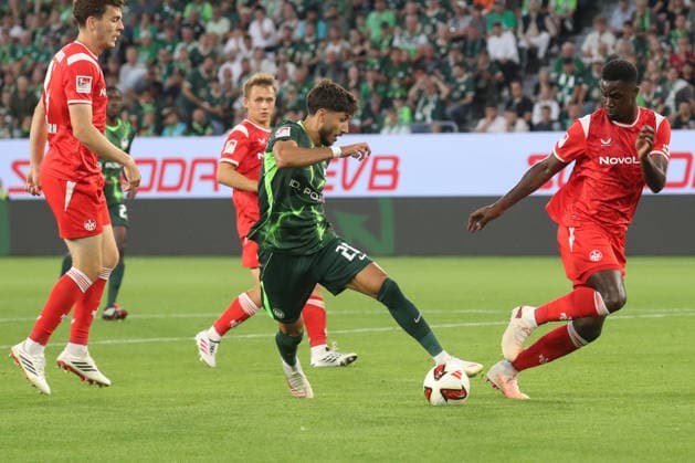 08.08.2026, xgox, Fussball, 2. Bundesliga, VfL Wolfsburg - 1. FC Kaiserslautern v.l. Muhammed Damar (Wolfsburg, 20) Maxwell Gyamfi (Kaiserslautern, 4) Zweikampf, Duell, Kampf, tackle (DFL DFB REGULATIONS PROHIBIT ANY USE OF PHOTOGRAPHS as IMAGE SEQUENCES and or QUASI-VIDEO) Wolfsburg