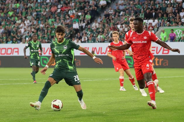 08.08.2026, xgox, Fussball, 2. Bundesliga, VfL Wolfsburg - 1. FC Kaiserslautern v.l. Muhammed Damar (Wolfsburg, 20) Maxwell Gyamfi (Kaiserslautern, 4) Zweikampf, Duell, Kampf, tackle (DFL DFB REGULATIONS PROHIBIT ANY USE OF PHOTOGRAPHS as IMAGE SEQUENCES and or QUASI-VIDEO) Wolfsburg