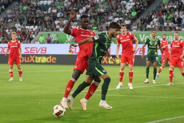 08.08.2026, xgox, Fussball, 2. Bundesliga, VfL Wolfsburg - 1. FC Kaiserslautern v.l. Maxwell Gyamfi (Kaiserslautern, 4) Muhammed Damar (Wolfsburg, 20) Zweikampf, Duell, Kampf, tackle (DFL DFB REGULATIONS PROHIBIT ANY USE OF PHOTOGRAPHS as IMAGE SEQUENCES and or QUASI-VIDEO) Wolfsburg