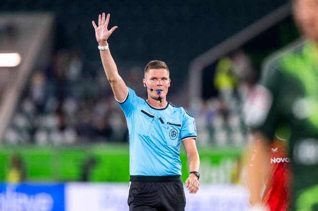 08.08.2026: Fußball, 2. Bundesliga: VfL Wolfsburg - 1. FC Kaiserslautern, 1. Spieltag in der Volkswagen Arena. Schiedsrichter Florian Exner zeigt die neue Regel Fünf Sekunden an. WICHTIGER HINWEIS: Gemäß den Vorgaben der DFL und des DFB ist es untersagt, in dem Stadion und oder vom Spiel angefertigte Fotoaufnahmen in Form von Sequenzbildern und oder videoähnlichen Fotostrecken zu verwerten bzw. verwerten zu lassen. Copyright: xDavidxInderliedx